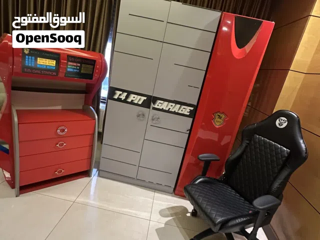 خزانة وبيرو وكرسي