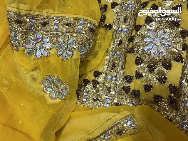 لبسه بلوشيه لون اصفر و ذهبي