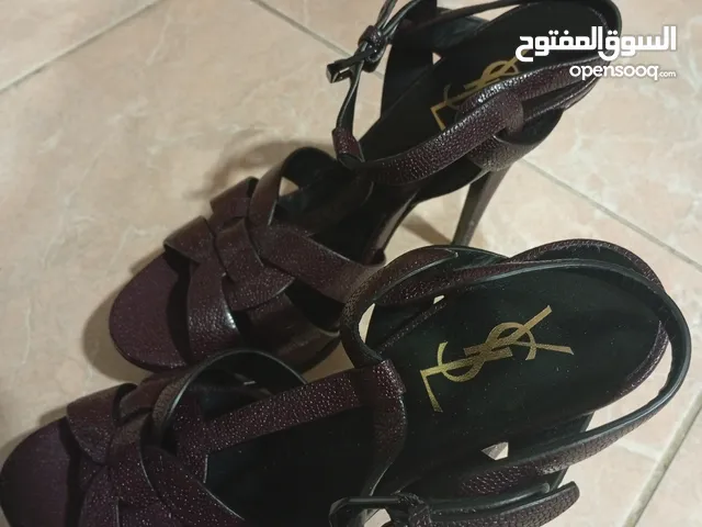كعب من شركهYSL اصلى لون داكن وغني من درجات العنابي جديد مع كرتونه جميل انيق للسهرات