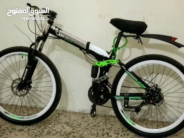 سيكل 26 رياضي للبيع مستعمل على مافي الصورة وقابل للثني من الوسط. يسهل عليك أخذهُ أو توقيفه بأي مكان.