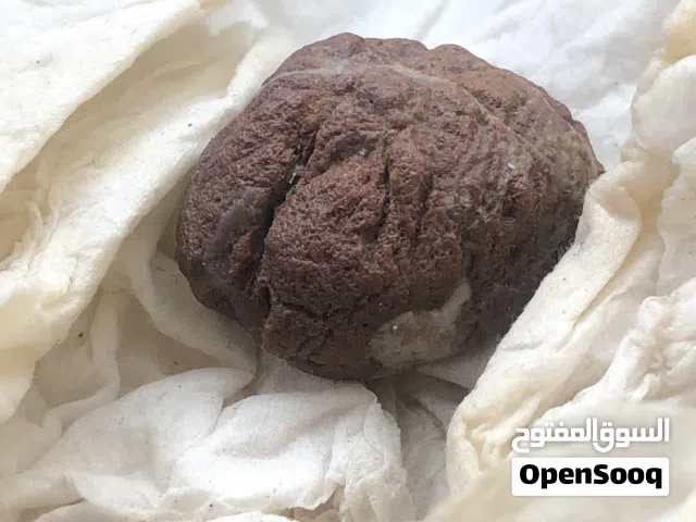 حجر سلطاني مصور على شكل فرج للبيع