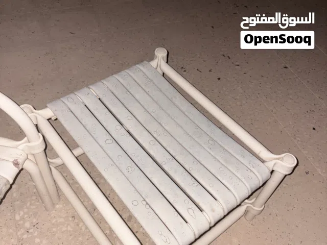 كورسي مع طاوله. مخزن
