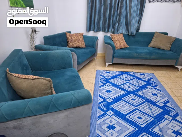 غرفة جلوس تركية مستعملة ونظيفة زرقاء ورمادي والقاعدة بيضاء