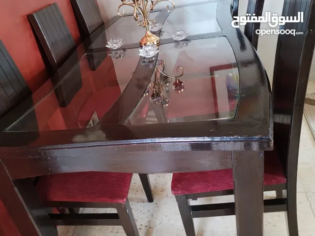 طاولة سفرة مع 6 كراسي بحالة جيدة جدا
