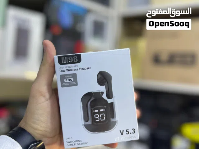 سماعات ودرون وكاميرا