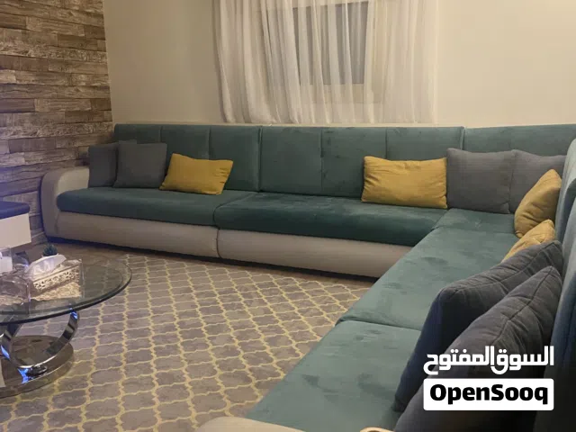 طقم كنب زاوية L مع المخدات - حالة ممتازه