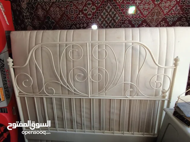 سريرين واحد كبير و واحد صغير