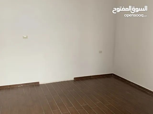 شقة أرضية في عمارة سكنية في منطقة سوق الجمعة شارع السوالم