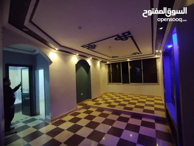 شقة 3 غرف ورسيبشن على الرئيسي