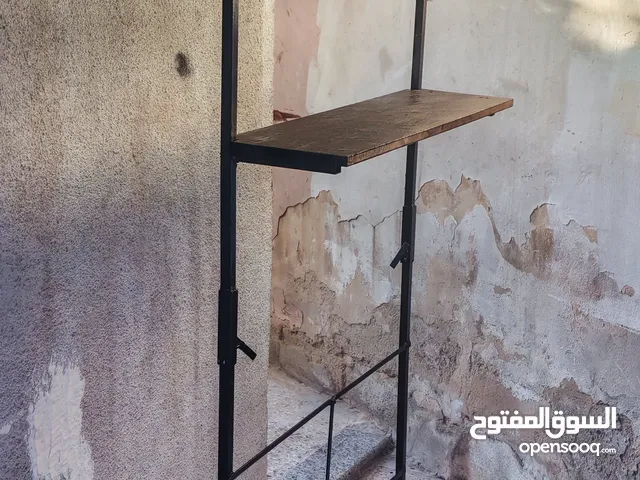 رف عرض حديد وخشب متحرك ينفك قطعتين قياس طول 80 عرض 23 ارتفاع 190 تقريبا سعرة 10 دنانير عنوان عمان
