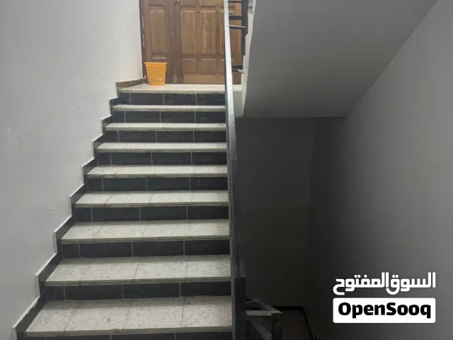 شقة دور أول في زمورة بالقرب من القرية للمواد الغدائية