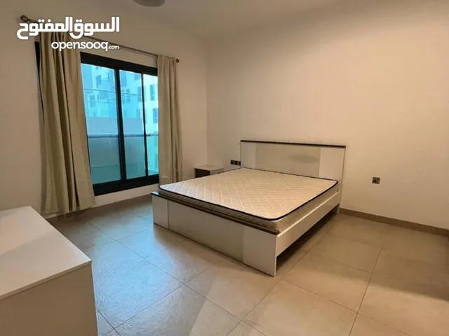 شقه غرفة نوم للبيع في غلا خط اول علي شارع السلطان قابوس مساحة 80 متر