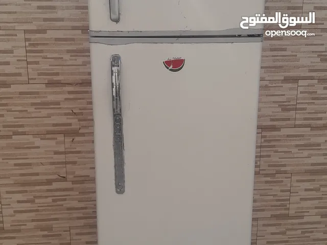ثلاجة متوسطة بيضاء.. مستعملة بدها صيانة بسيطة