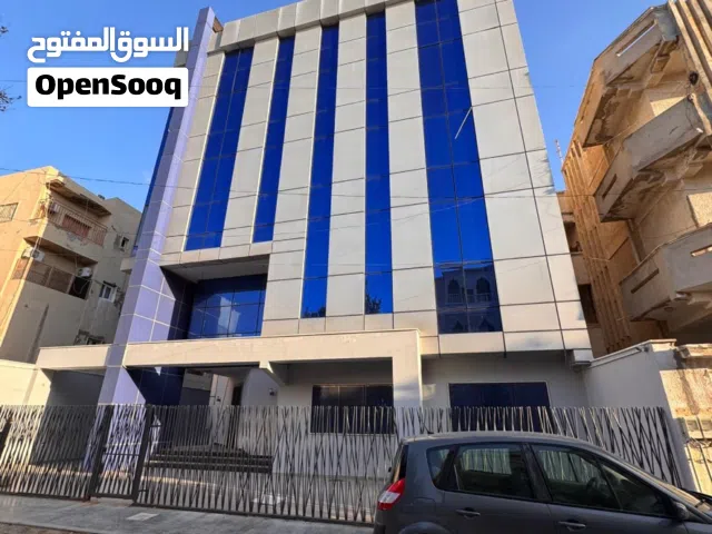 مبني اداري غير مفروش للايجار يقع في طرابلس - قرجي في سنتر قرجي علي الرئيسي كزيوني ينفع مصرف او شركة