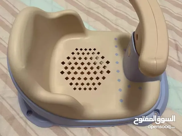 خلي وقت حمّام طفلك أسهل وأمتع مع كرسي الاستحمام العملي المصمم خصيصًا لحماية الطفل وتوفير الراحة