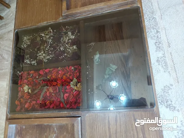 طاولة خشب وسط في غرفة الصالون