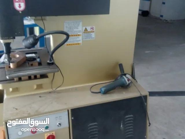 poinçonneuse hydraulique 63 tonnes