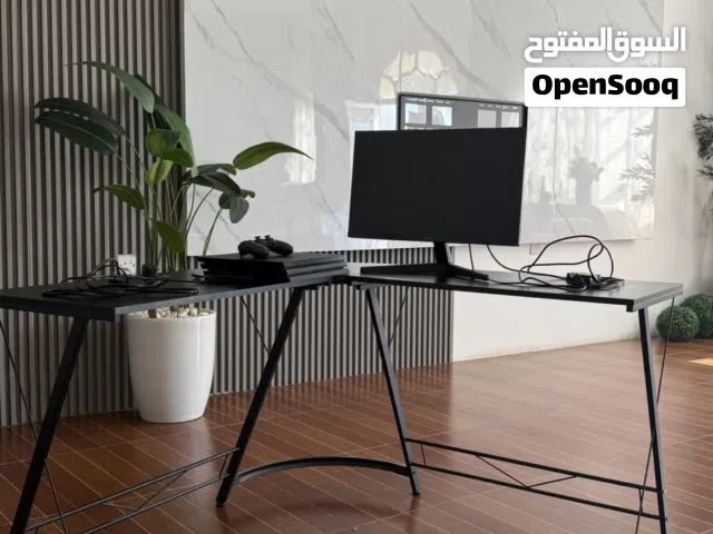 طاولة كبيرة بشكل حرف الL