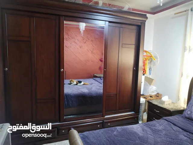 غرفة نوم ماستر بحالة ممتازة تفصيل خشب تقيل بدون فرشه