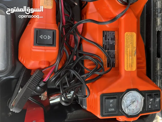 منفتخ هواء مع رافعه مع كشاف مع مفك صواميل الي