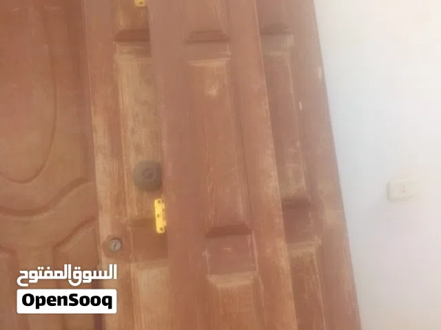 أبواب لوح خارجي وبابين داخليات وباب حديد شبه جديد في تاجوراء