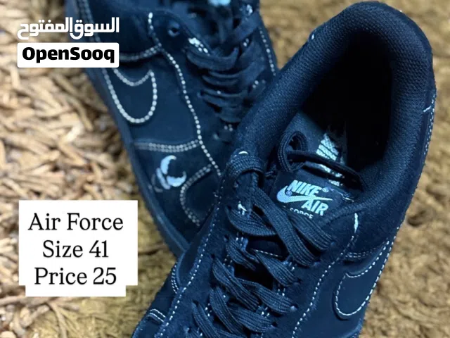 أحذية متنوعة