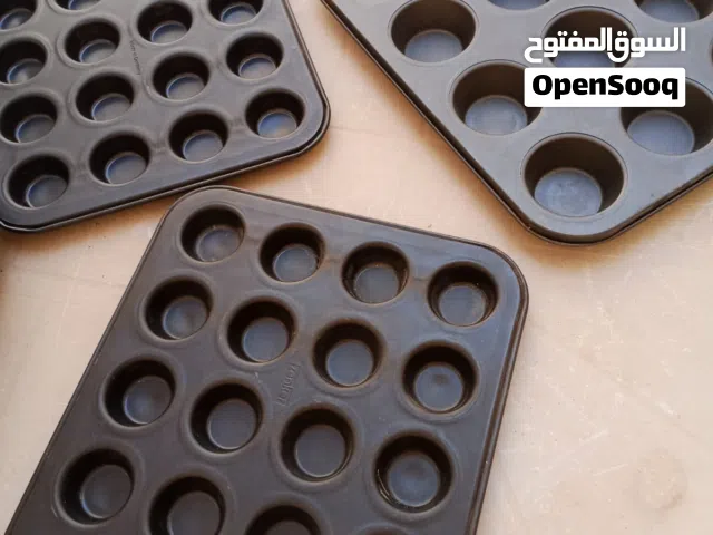 صواني خبز مشكله للحلو وشغلات تانيه مع عده مستلزمات مطبخ وبيت