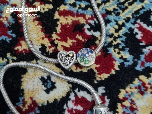 اساور بندوره مع تعليقتان