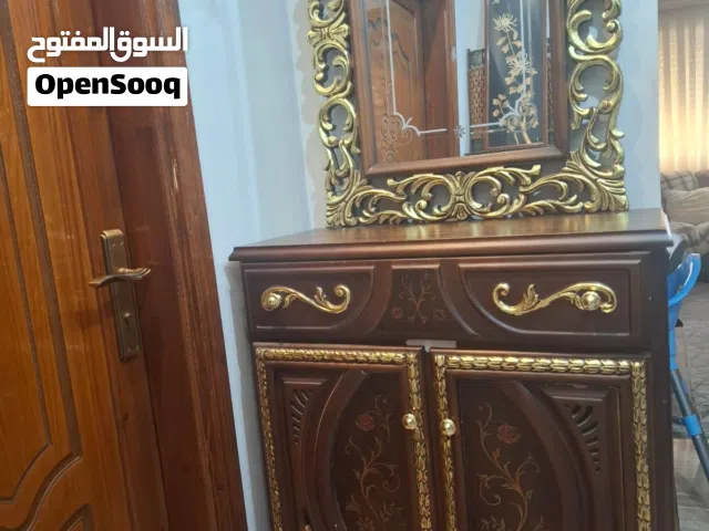 خزانه اخذيه مع امرايه طقم بحاله ممتازه