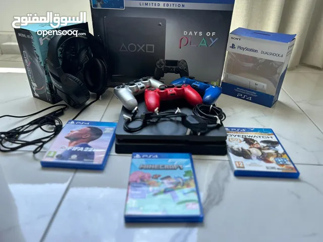 PS4 إصدار محدود بحالة ممتازة، معه 3 يد تحكم، سماعة، و3 سيديات أصلية