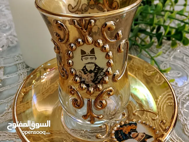 طقم فاخر من أكواب وصحون زجاجية بتصميم تقليدي قاجاري – مزيج من الفن، الأصالة والجمال
