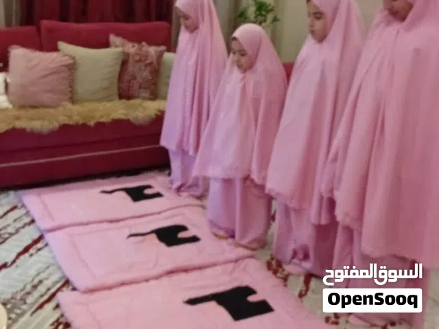 طقم مكون من 3 قطع  يانس وتنورة وسجادة صلاة مع كتابة الاسم عليها