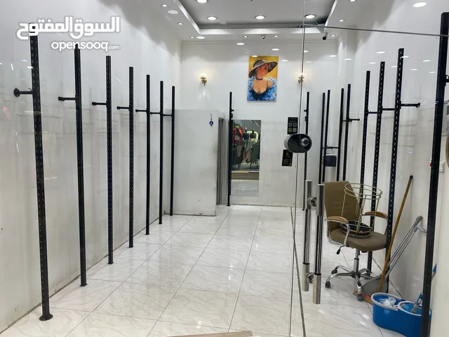 بيع ستاندات محل ملابس مستعمل نضيف 90% اللون اسود الطول 180cm سعر القطعه 10 الاف مع ملحقاتها