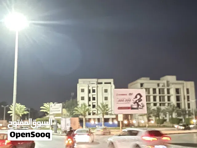 ال عنده شقه او منزل ويبي يعرضه يتواصل معاي على الوتس اب ل يبي يأجر او يشري يكلمني وتس