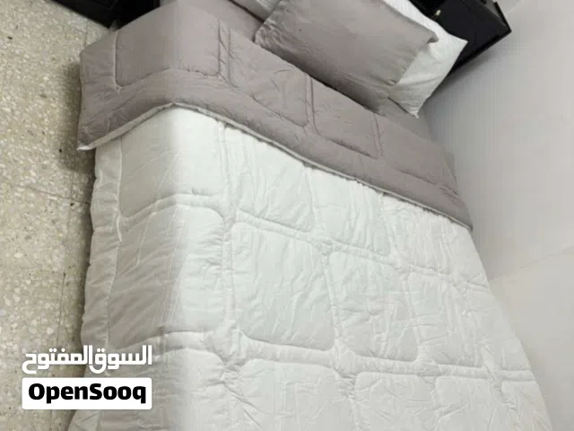 غرفة نوم كاملة من سرير كينج وخزانة 3 ابواب وكوميدي صغير