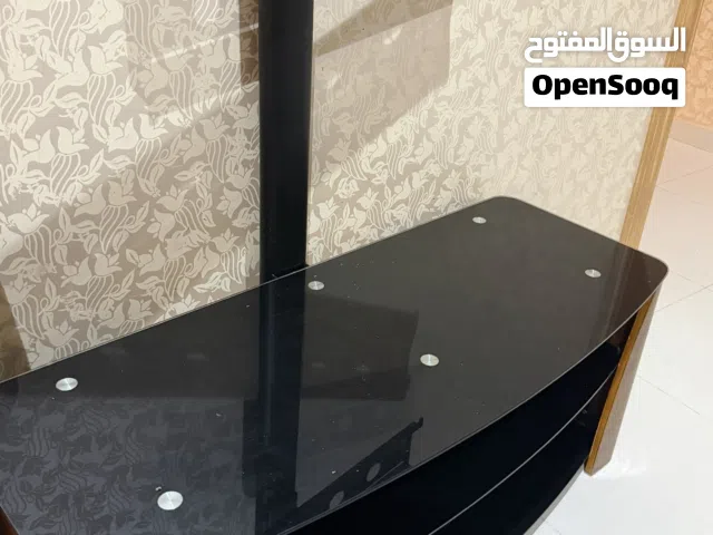 عدد طاولتين خشب وزجاج