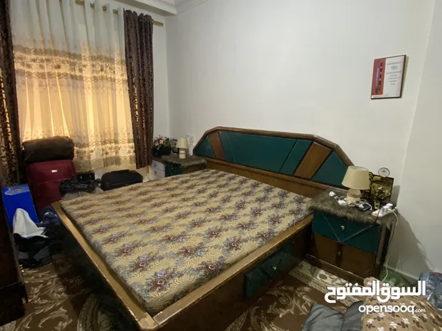 تخت مجوز وفرشته مع كومدينتين
