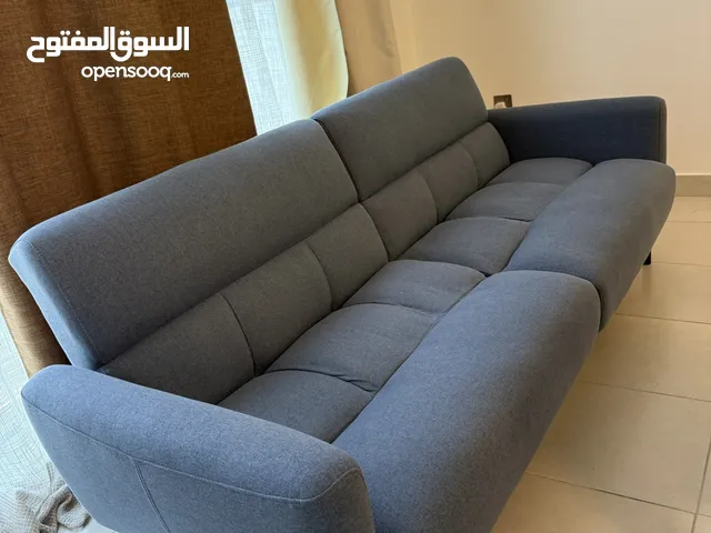 كنبه حديثه يمكن فتحها لتكون سرير مريح