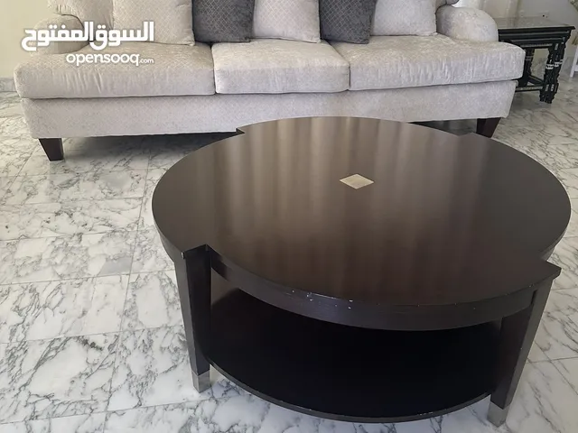 طقم 3 طاولات لغرفة الجلوس بحالة شبه جديدة، لون بني فاخر وأنيق، بضيف لمسة فخمة لأي ديكور