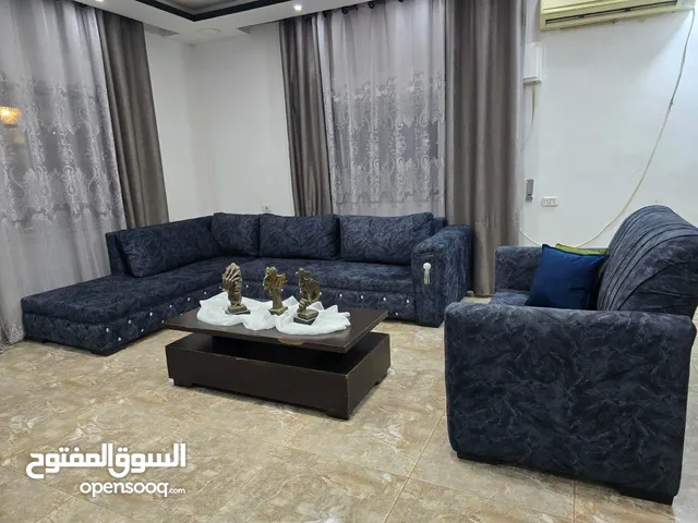 كورنر 9 مقاعد تفصيل حرف L ومجوزه مع طاوله وسط خشب زان اسفنج دانلوب و ظهر متحرك كامل ،، مقاعد عريضه