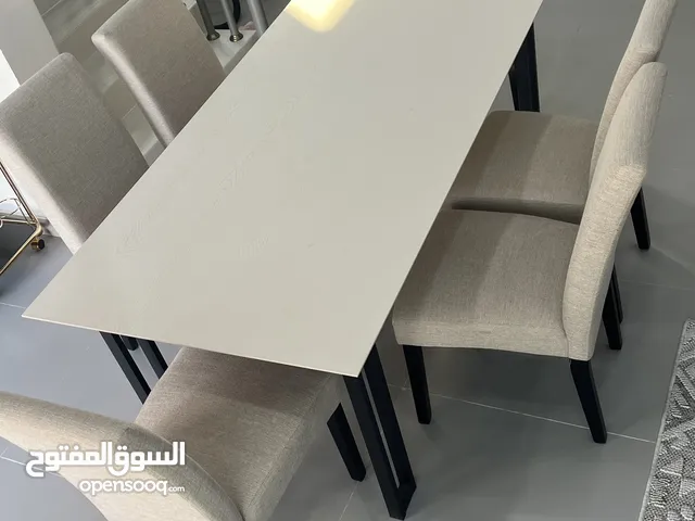 طاولات طعام وطاولة مذاكرة ودرج