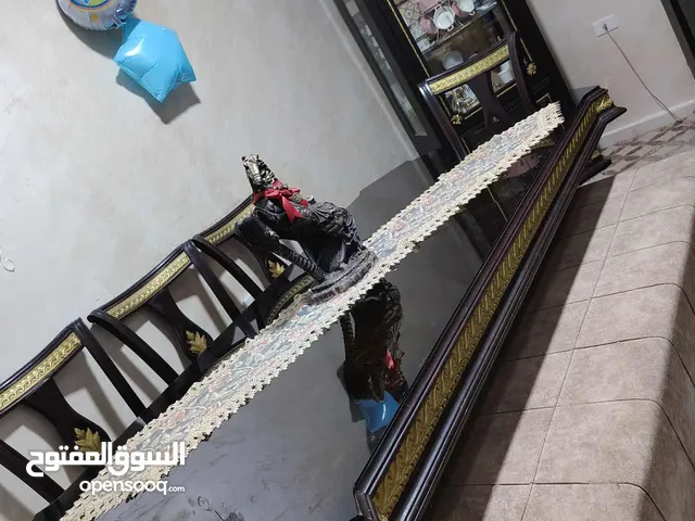 طاولة سفرة مع فضية للبيع بسعر 200 حالة جيدة