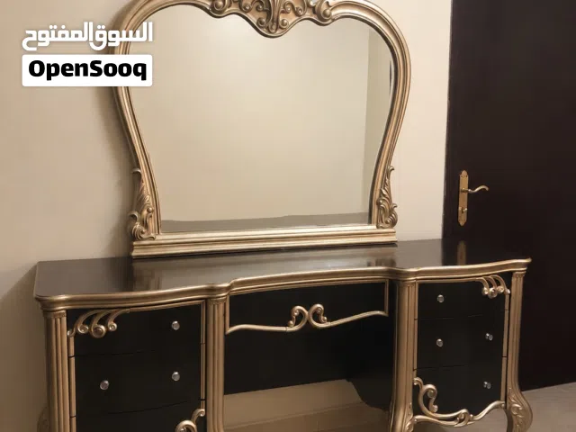 تسريحة استقبال او غرف نوم نظيفة واللون والجودة فوق الممتاز