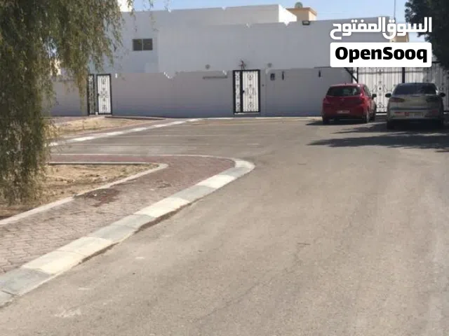 للإيجار في الشامخه ابوظبي نظيف ومرتب وجاهز للسكن شامل الصيانه والفواتير وحي هادى وقريب الخدمات 2600