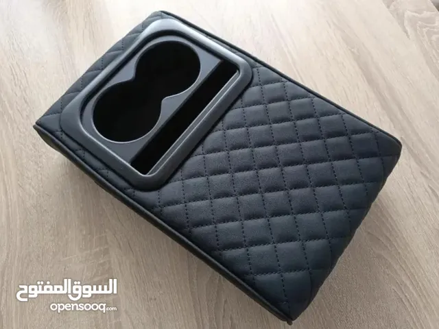 مسند ذراع وحامل أكواب جلد طبيعي لون اسود جديد غير مستعمل لكافه السيارات أصلي استيراد امازون