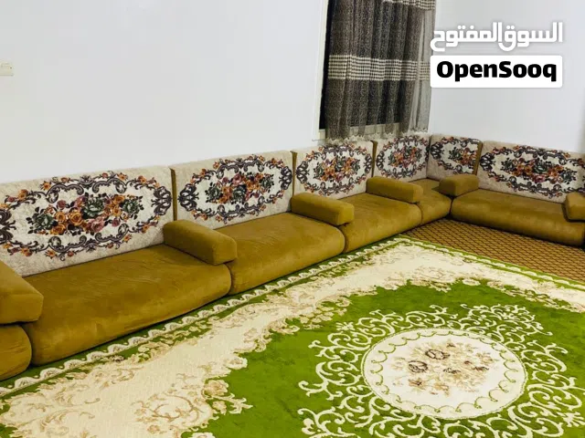 هذين صالونين وزاوية وفرشة عجمية ويتارة  للبيع  والفرشة كبيرة واستعمال نظيف  يعني 24 طرف 12 مسن