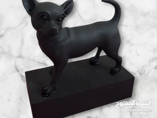 تمثال ديكور أنيق لكلب أسود، تصميم عصري ومميز يناسب ديكور البيت أو المكتب.
