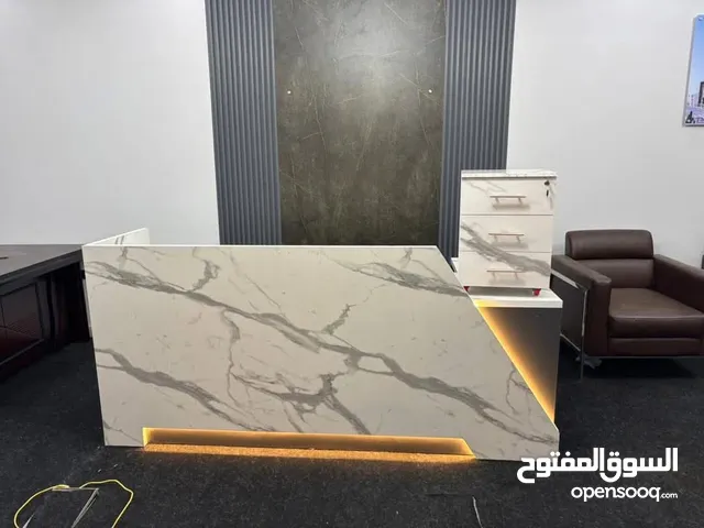كاونتر الاستقبال هو واجهة شركتك وأول ما يراه عملائك، لذلك نقدم لك تصميمات تجمع بين الأناقة، العملية