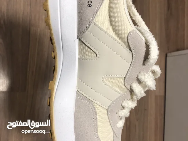 حذاء New Balance 327 نيو بلانس 327 بيج مريح سهل الارتداء مرتفع عن الارض