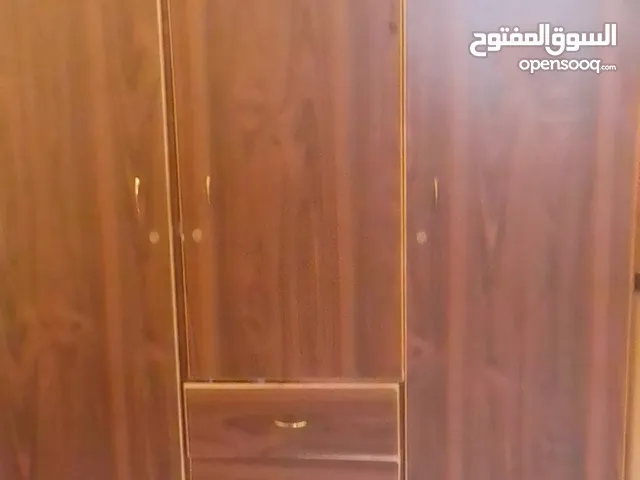 خزانه و تختين